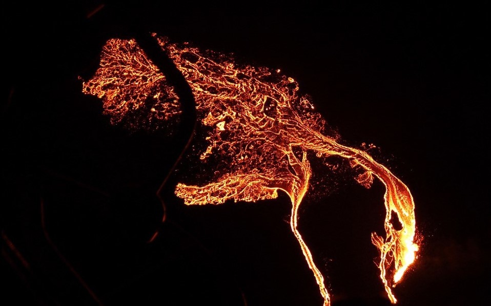 EMX-Erupción volcánica en Islandia 'ilumina' de rojo a Reikiavik durante la noche