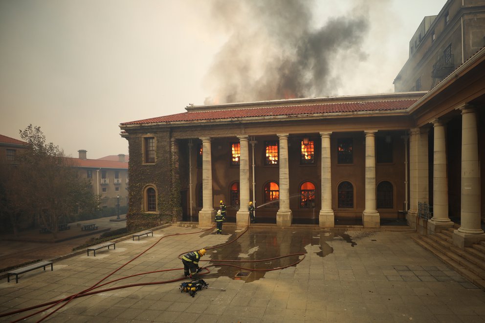 EMX-Incendio en Ciudad del Cabo quemó la histórica biblioteca universitaria