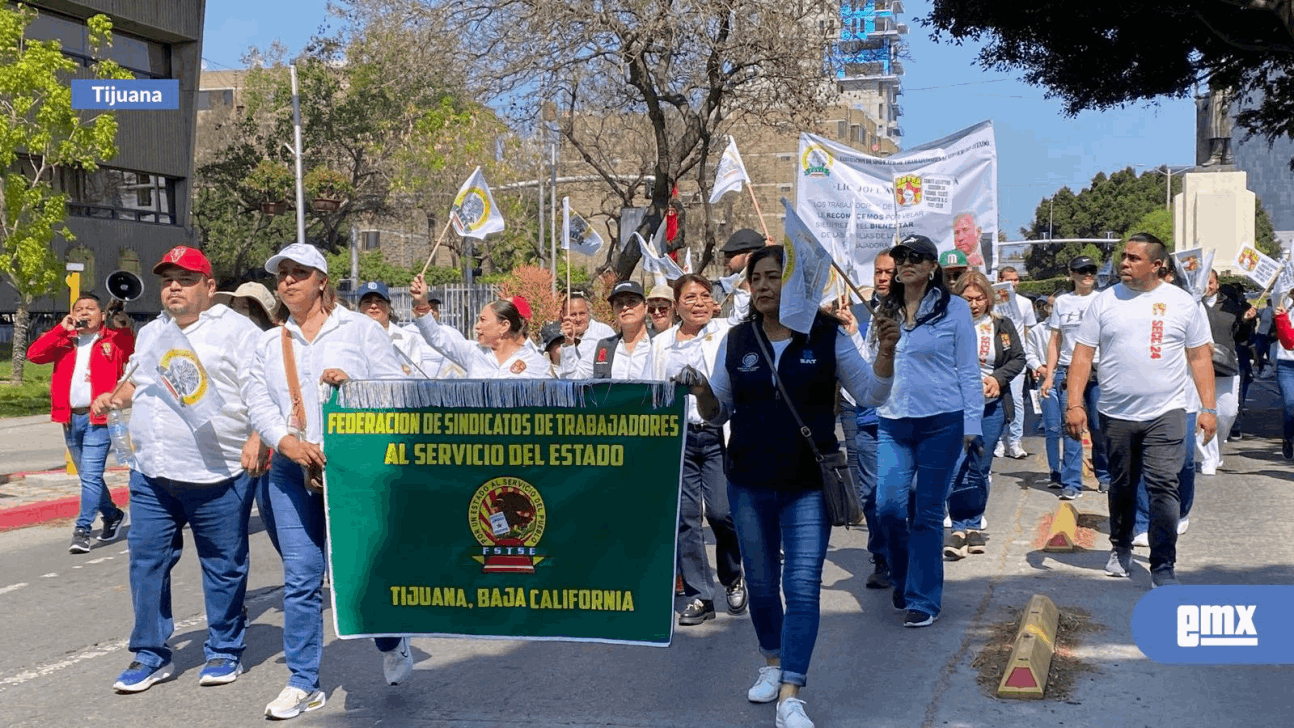 EMX-Arriban las primeras agrupaciones de trabajadores a Palacio Municipal en Tijuana