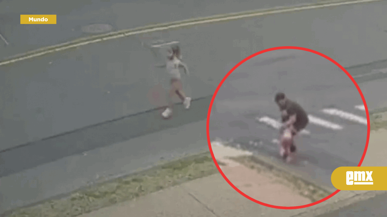EMX-VIDEO:-Peluqueros-salvan-a-una-niña-que-corría-en-la-calle-hacia-el-tráfico