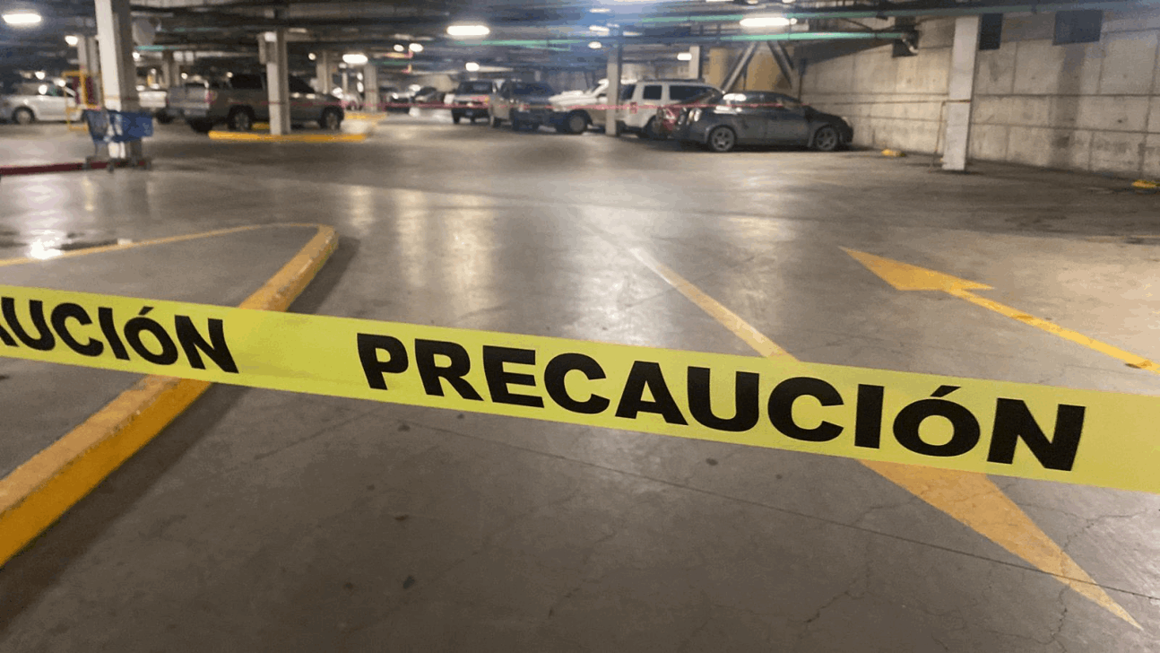 Un hombre fue asesinado al interior del estacionamiento... - El Mexicano