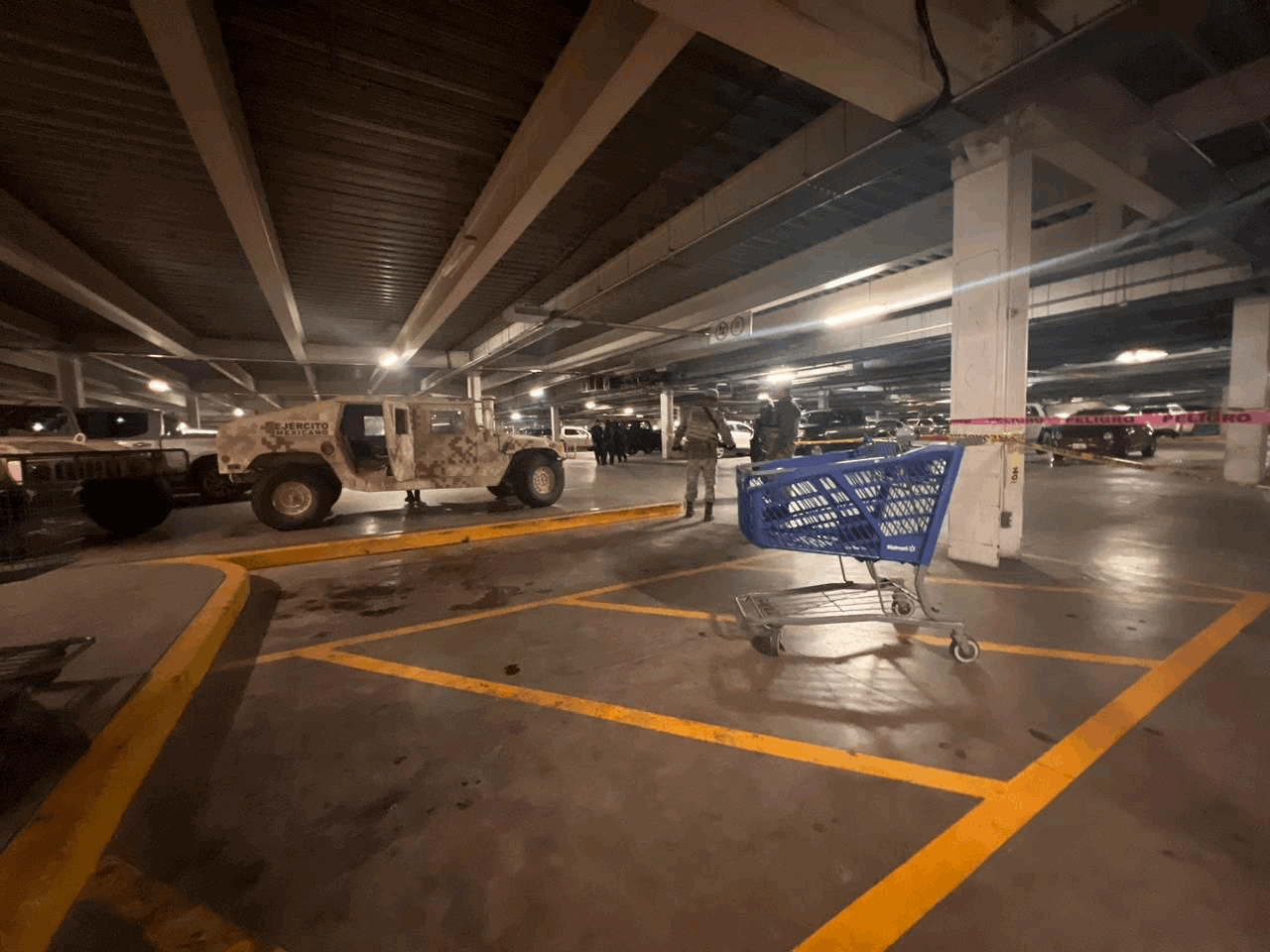 Un hombre fue asesinado al interior del estacionamiento... - El Mexicano
