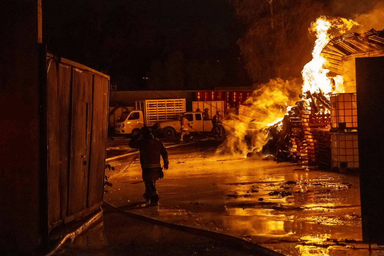 Fuerte incendio consume una bodega en la Gloria - El Mexicano