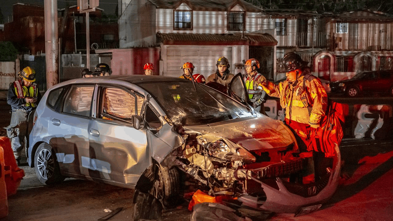 Choca mujer contra muro de contención en la avenida Inte... - El Mexicano