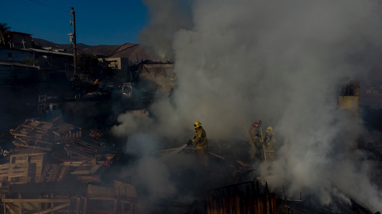 EMX-Voraz incendio consume casa en Las Torres Parte Baja