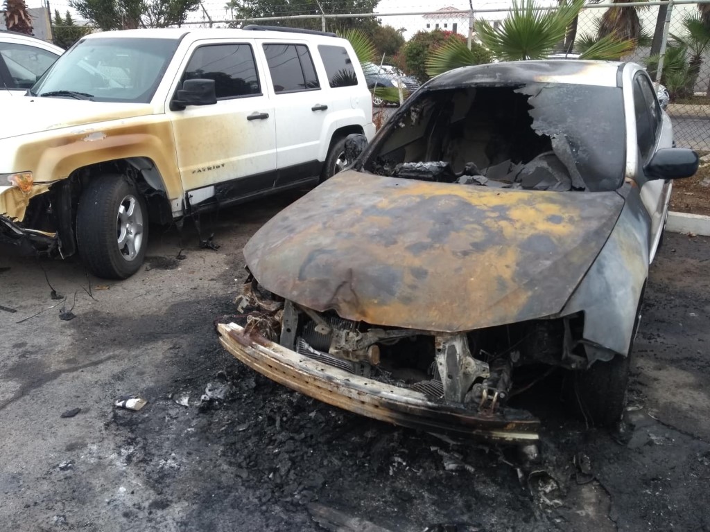 EMX-Arde en llamas vehículo en Punta Banda