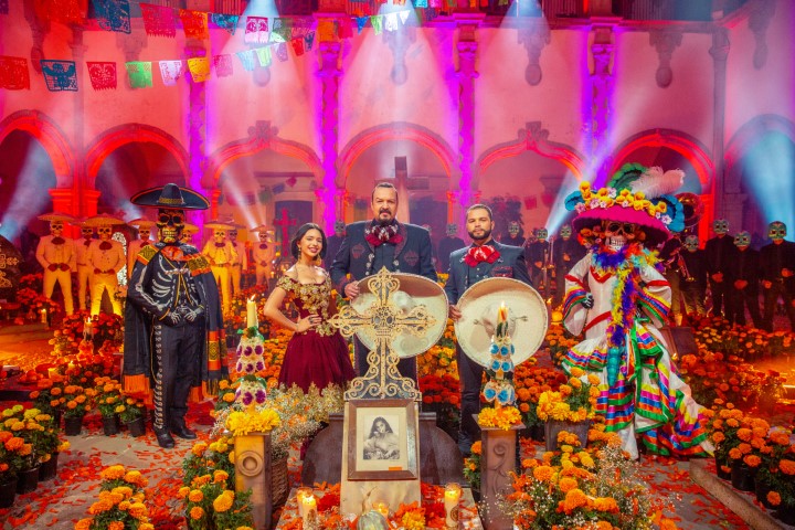 EMX-Color y tradición presentó el charro zacatecano, Pepe Aguilar, junto a sus dos hijos con un espectáculo de pago por evento en 'streaming' con el tema del Día de Muertos 