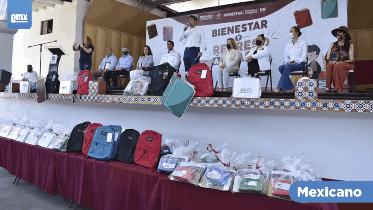 EMX-Entregan mochilas y paquetes escolares en Ensenada