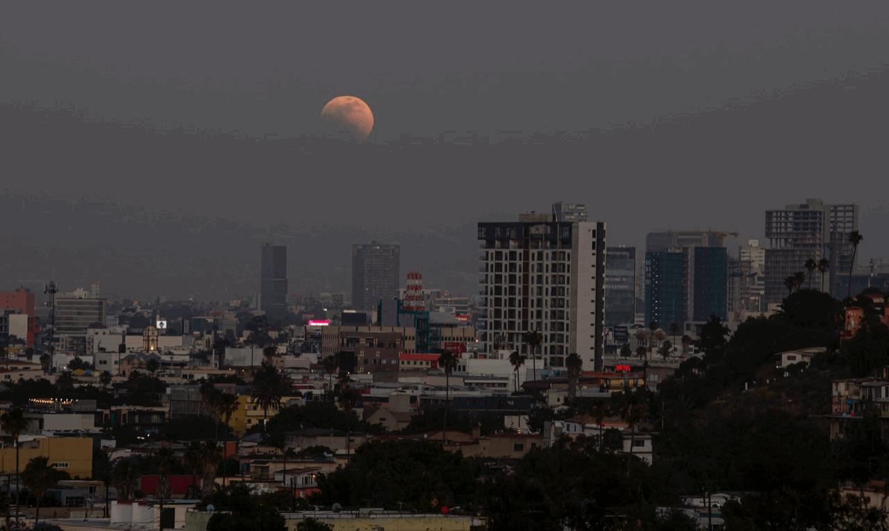 EMX-Así se observó en Tijuana el Eclipse lunar y Luna de Sangre de mayo 2022