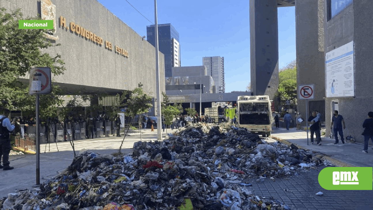Trabajadores de Simeprode tiran basura frente a Congreso... - El Mexicano