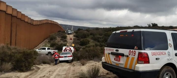 EMX-Muere migrante tras caer malla fronteriza en Tecate