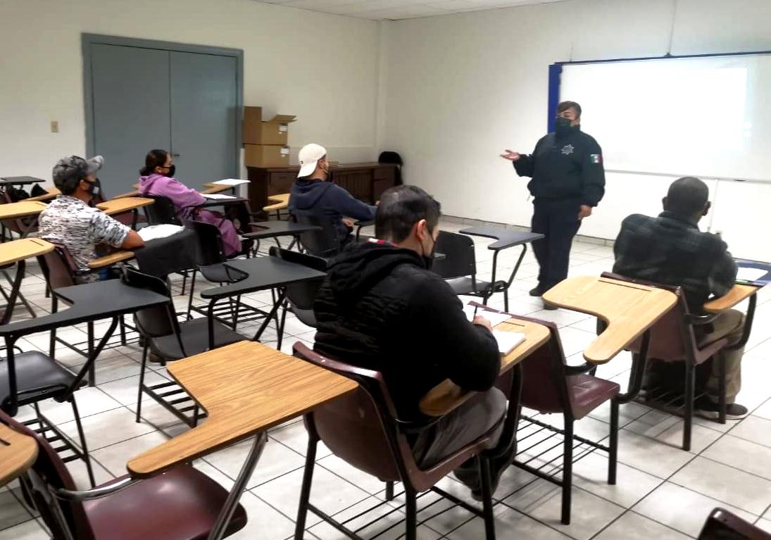 EMX-Imparten curso para policías de Ensenada