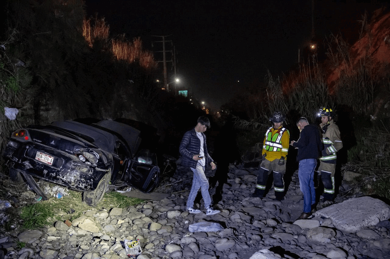 Joven pierde el control de su auto y cae a un barranco e... - El Mexicano