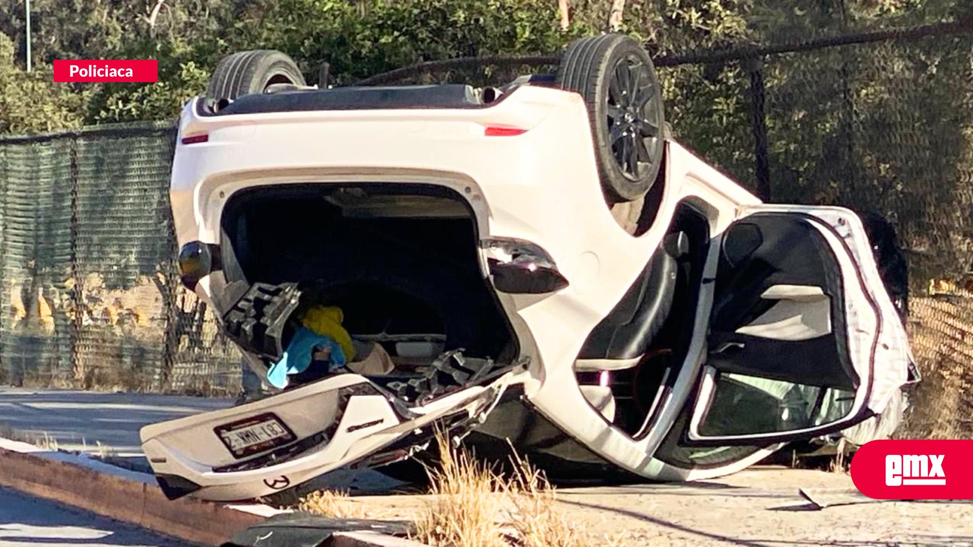 EMX-Aparatoso-accidente-con-volcadura-en-la-Ready-Lane-de-la-garita-de-Otay