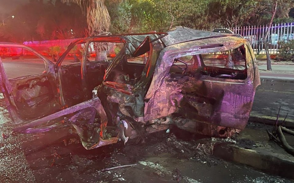 EMX-Mujer choca auto en garita de Tijuana; mueren dos personas