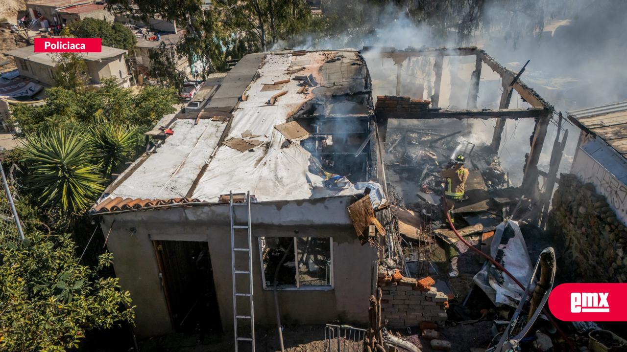 EMX-Incendio-deja-sin-hogar-a-una-familia-en-la-colonia-Camino-Verde